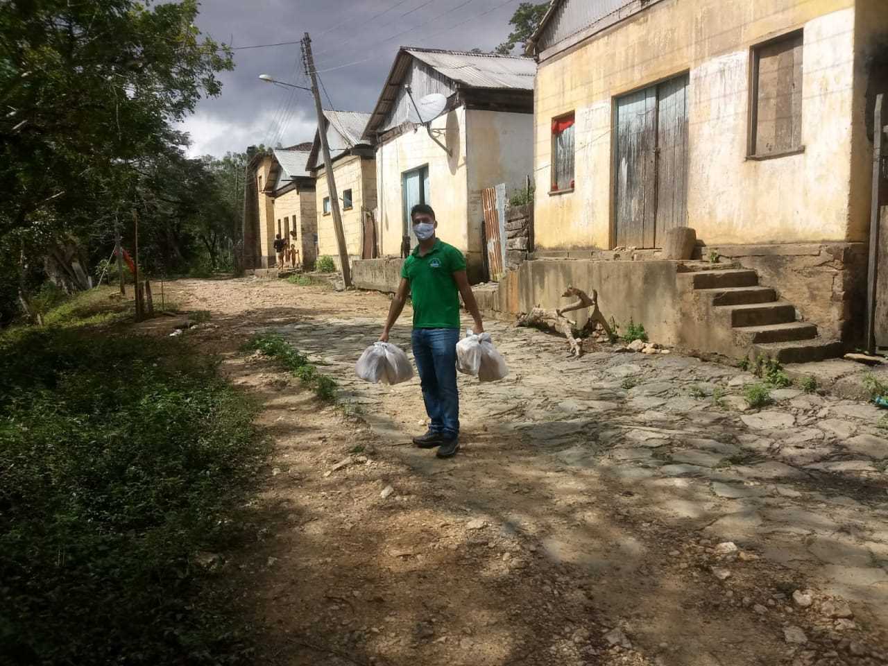 Camacã: Famílias de Leoventura e Zona Rural recebem alimentos e outras necessidades

